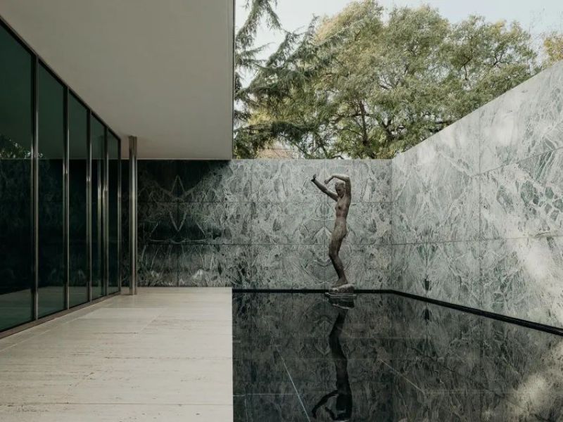 barcelona-pavilion-ludwig-mies-van-der-rohe-maciej-jezyk-ArchEyes-water.jpg