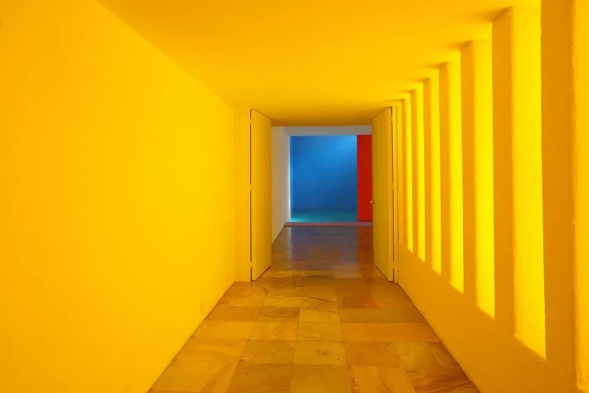 Casa-Gilardi-Mexico-City-Luis-Barragan-ArchEyes-3.jpg